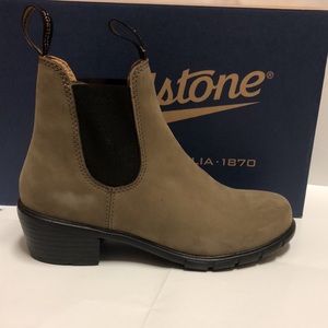 Blundstone heeled booties 1961 Runs .5/1 size small. Read below!